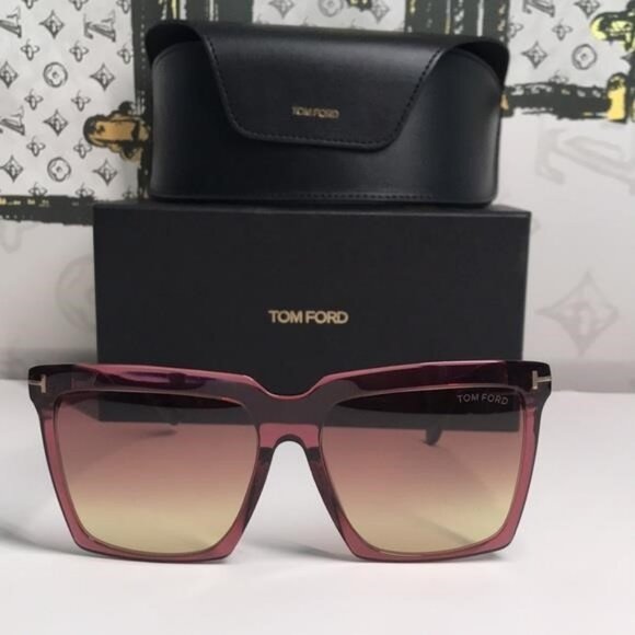 NEW Tom Ford TF764 69T Sunglasses – Shiny Bordeaux Frame / Gradient Bordeaux Le main image 13
